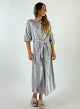 Vestido midi plateado brillante, tipo camisa, con cuello clásico, mangas 3/4 y lazo en la cintura.