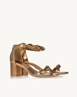 Sandalias de tacón color bronce con tiras finas y detalle de nudo.