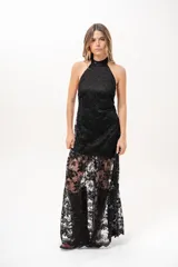 Vestido largo negro de encaje con cuello halter y espalda descubierta, con forro corto y falda translúcida.