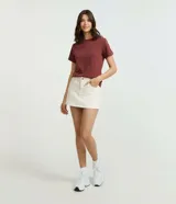 Remera básica de manga corta y cuello redondo, confeccionada en algodón liso.