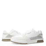 Championes urbanos de hombre, color blanco con detalles en beige claro y verde pálido. Presentan una silueta de corte bajo, cierre de cordones blancos y combinan texturas de cuero liso, gamuza y material sintético. La suela es gruesa, con entresuela blanca y parte inferior en tono marrón claro.