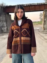 Campera marrón con diseño geométrico en tonos beige y marrón, con cuello tipo chal y cierre con botones.