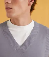 Chaleco gris de punto con cuello en V y ribetes texturizados.