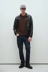 Jeans de tiro medio, corte regular, color azul oscuro, con lavado stone wash y bigotes láser.