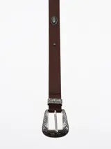 Cinto negro de cuero con hebilla, pasador y apliques metálicos plateados con diseño grabado de estilo western.