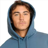 Canguro azul con capucha ajustable con cordón, bolsillo tipo canguro y logo de la marca estampado en el pecho.