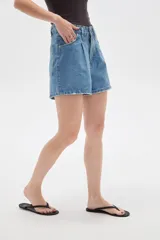 Short de jean azul oscuro con pinzas, tiro alto y diseño clásico.