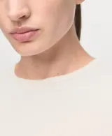 Remera de manga larga color blanco, con diseño entallado y cuello redondo.