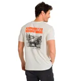 Remera color crema de manga corta con cuello redondo y estampado pequeño de un bisonte con la frase 'Roam Free' en el pecho.