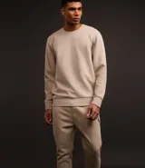 Pantalón deportivo masculino liso color negro, con ajuste elástico en la cintura y bolsillos laterales.