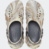 Zuecos Crocs modelo Echo Clog Marbled, con diseño esculpido y moderno, confeccionados con material croslite con efecto marmoleado en tonos beige y gris. Cuenta con aberturas de ventilación, correa ajustable en el talón y suela texturizada.