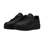 Championes Puma modelo Court Lally Skye, de diseño urbano con plataforma. Presenta una base blanca con detalles en color lila en la franja lateral, el talón, la lengüeta y la suela.