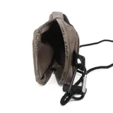 Bandolera mini color taupe, de poliéster, con correa regulable, acceso con cierre, un compartimento, un bolsillo interno con cierre y dos bolsillos externos abiertos.