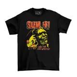 Remera negra de manga corta con estampa frontal de la banda Sum 41, con el diseño del álbum Does This Look Infected? en tonos amarillos y naranjas.