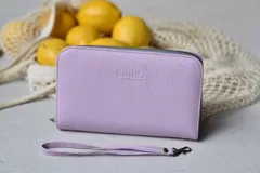 Billetera mediana color lila con cierre perimetral y correa de muñeca extraíble.