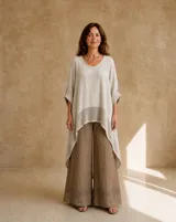 Pantalón wide leg de lino color camel, tiro alto, corte ancho y detalle de franja tejida en la botamanga.