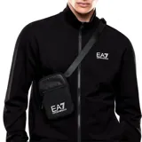 Bandolera EA7 Emporio Armani de color negro, con cierre de cremallera superior, bolsillo frontal con cierre y correa ajustable para el hombro. Cuenta con el logotipo de la marca impreso en contraste en la parte frontal.