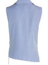 Blusa sin mangas con cuello camisero, diseño cruzado con lazo en la cintura y estampado a rayas verticales azules y blancas.