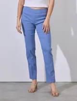 Pantalón de vestir color beige, marca Zac & Rachel, confeccionado en gabardina elastizada. Presenta pretina ancha con faja interna modeladora, largo de pierna con costura frontal pespunteada y bolsillos ojal simulados en la parte trasera.