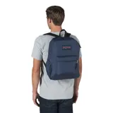 Mochila JanSport Cross Town azul marino con logo bordado. Tiene un compartimento principal grande, un bolsillo frontal con organizador interno, un bolsillo lateral para botella de agua, panel trasero acolchado y correas de hombro acolchadas.