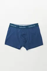 Boxer de algodón color azul oscuro, con elástico de cintura que lleva la inscripción "Uniform" repetida en blanco.