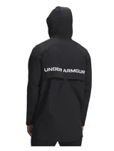 Campera deportiva Under Armour M Challenger Pro, de color negro con capucha y cierre frontal completo. Cuenta con detalles de líneas blancas en los hombros y el logo de la marca en el pecho. Incorpora tecnología UA Storm repelente al agua y tejido elástico.