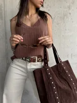 Musculosa marrón con rayas verticales blancas, escote en V y breteles con detalle de argollas.