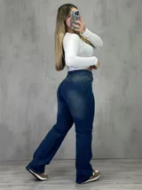 Pantalón de jean azul oscuro, corte wide leg, tiro alto y cinco bolsillos.