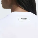 Remera Adidas de corte clásico y cuello redondo, confeccionada en tejido de punto jersey de algodón. Presenta un estampado frontal con el logo de la marca en diseño de camuflaje multicolor.