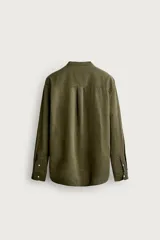 Camisa de corte relajado, confeccionada en mezcla de lino y algodón. Presenta cuello tipo mao, manga larga con puño abotonado y cierre frontal con botones.