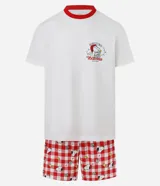 Pijama masculino de algodón, compuesto por una remera blanca de manga corta con cuello redondo y ribete rojo, y un short con estampado a cuadros rojos y blancos con figuras de Snoopy y Woodstock.