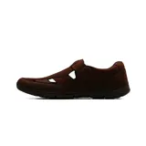 Sandalia casual de cuero color marrón para hombre, con diseño cerrado en el talón, aberturas laterales y cierre de velcro en el empeine.