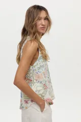 Musculosa de lino y viscosa, de color crudo con estampado multicolor de inspiración veraniega con flores, soles y motivos marinos. Presenta escote redondo y diseño sin mangas.