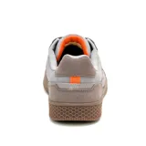 Zapatillas Caterpillar Pause Retro Leather color gris con detalles en marrón y negro. Confeccionadas en gamuza y lona, con forro de malla de nylon y suela de goma. Diseño minimalista de estilo retro.