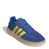 Championes Adidas Barreda Decode de estilo retro, con diseño inspirado en el calzado de fútbol. Presentan una combinación de colores azul y amarillo, con la clásica puntera en forma de T y las tres bandas laterales características de la marca. Cuentan con una mediasuela de aspecto translúcido y suela de goma.