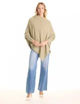 Poncho verde de tejido lurex, con cuello recto, manga japonesa con puños y terminación asimétrica.