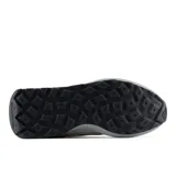 Championes urbanos New Balance modelo 370, con diseño en tonos beige, gris y rojo. Presentan una combinación de malla y gamuza en el exterior, con el logo lateral en rojo y una suela de plataforma con capas en beige y gris.