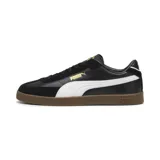 Championes Puma Club II Era, color negro con franja lateral blanca y suela de goma color caramelo. Presenta detalles en dorado en el logo lateral y lengüeta.