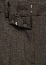 Pantalon de vestir color marrón, de corte recto y tiro medio, con bolsillos laterales y cierre oculto. Presenta una textura fluida y costuras frontales marcadas.