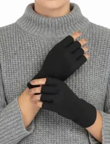 Guantes sin dedos de símil suede color negro, con forro interior de terciopelo negro.