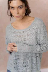 Sweater tejido calado color beige, con escote amplio y mangas largas de calce relajado.