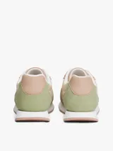 Zapatillas de estilo retro running con paneles de ante en tonos beige, rosa y verde. Presentan cierre con cordones, suela de EVA blanca y el monograma TH en el lateral.