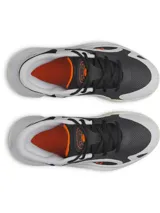 Championes de básquetbol Under Armour Jet 25, con diseño de materiales mixtos en colores gris, negro y detalles en naranja. Presentan entresuela Micro G para mayor amortiguación y suela de goma resistente para tracción en cancha.