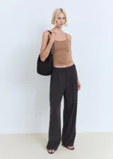 Top de tirantes finos con cuello escotado y diseño entallado al cuerpo.