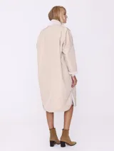 Tapado largo color beige, reversible con interior de piel sintética blanca.