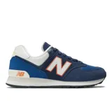 Championes urbanos New Balance modelo U574XR2, de color azul con detalles en blanco y naranja. Confeccionados en gamuza y malla, con logo "N" característico en los laterales y entresuela ENCAP.
