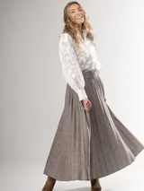 Falda larga marrón con diseño tableado y cinturón con hebilla forrada.