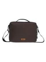 Maletín porta laptop color chocolate, con diseño resistente al agua, compartimento principal con cierre, bolsillo trasero con cierre, correa ajustable y removible, y asa superior. Incluye llavero mosquetón y logo de la marca en parche de cuero sintético.