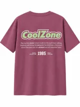 Remera oversize de color blanco, confeccionada en algodón, con cuello redondo y mangas cortas. Presenta un pequeño estampado tipográfico en el centro del pecho con la frase "KeepTheBuzz Alive".