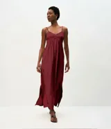 Vestido midi de corte evasé confeccionado en viscosa, con escote corazón y breteles finos. Presenta un diseño fluido con espalda elástica y aberturas laterales en el ruedo.